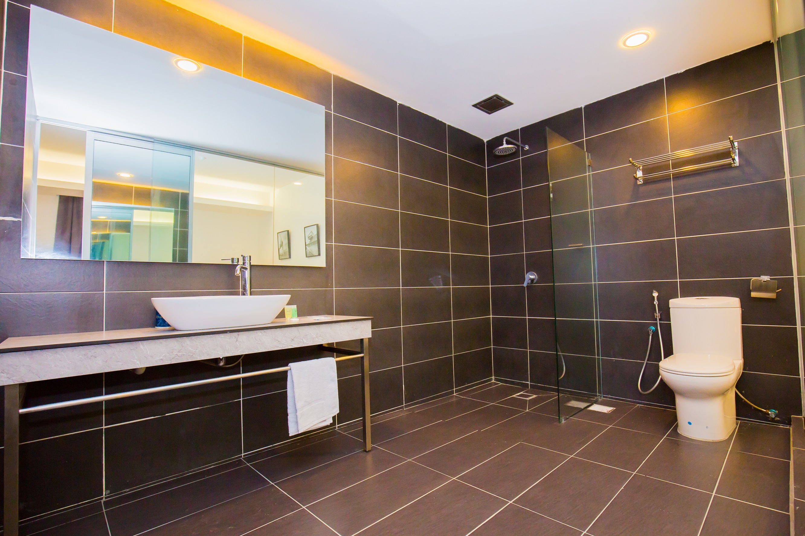 g_super_deluxe_bathroom.jpg